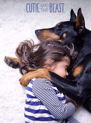 Pais registram amizade de filha com seu Dobermann