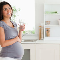 Por que é tão importante beber muita água na gravidez?