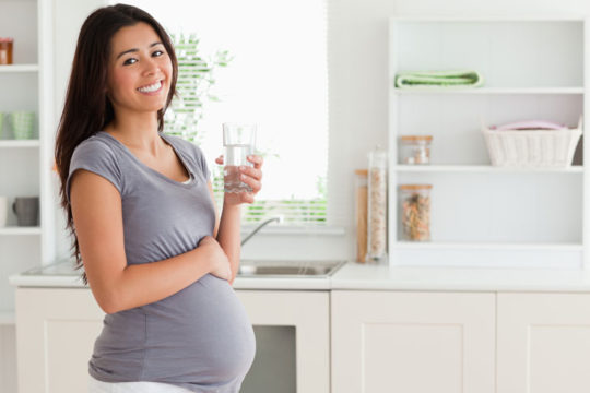 Por que é tão importante beber muita água na gravidez?