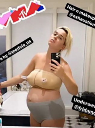 A barriga da mulher no pós-parto