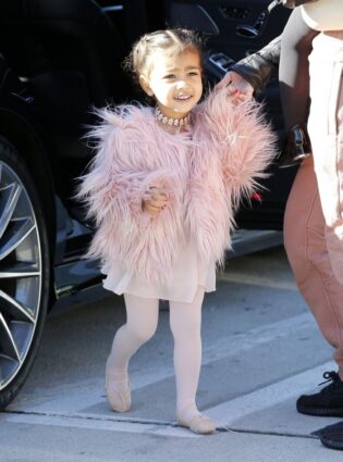 15 looks estilosos de North West, filha de Kim Kardashian e Kanye West