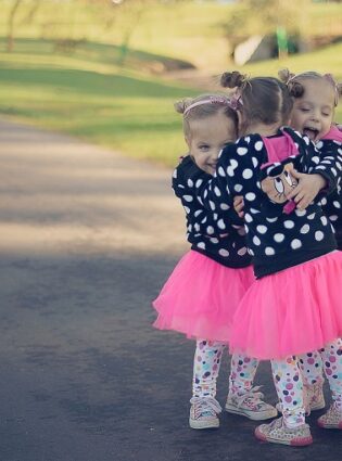 Alerta fofura! Mãe de trigêmeas cria série de fotos lindas das filhas