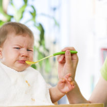 Bebês aprendem a comer observando os adultos