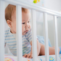 Bebê que dorme no quarto dos pais tem menor risco de morte