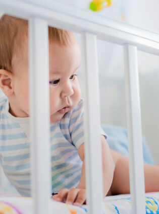 Bebê que dorme no quarto dos pais tem menor risco de morte