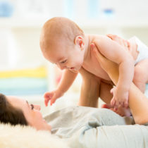 Bebês aprendem melhor quando mães se comunicam com voz de criança