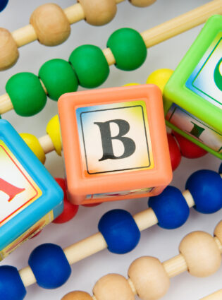 Mamãe, me ajuda a guardar os brinquedos?