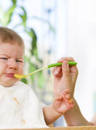 Conheça os riscos da introdução de alimentos antes da hora