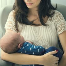 Dar colo ajuda no desenvolvimento cerebral do seu bebê