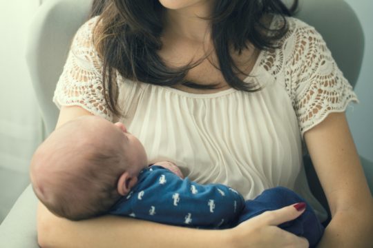 Dar colo ajuda no desenvolvimento cerebral do seu bebê