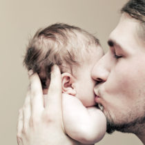 Como o pai pode se conectar com o recém-nascido