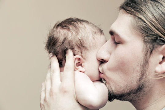Como o pai pode se conectar com o recém-nascido