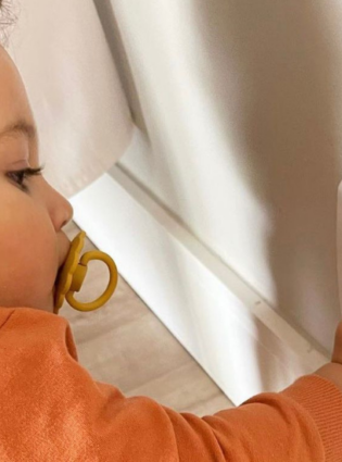 Seu bebê começou a engatinhar? Veja como deixar a casa mais segura