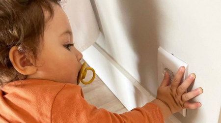Seu bebê começou a engatinhar? Veja como deixar a casa mais segura