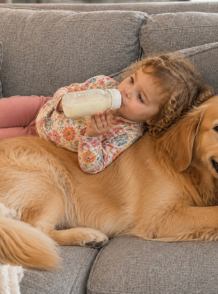 5 coisas que crescer ao lado de um pet ensina à criança