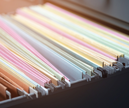 Como organizar os documentos do bebê sem virar bagunça (digital e físico)