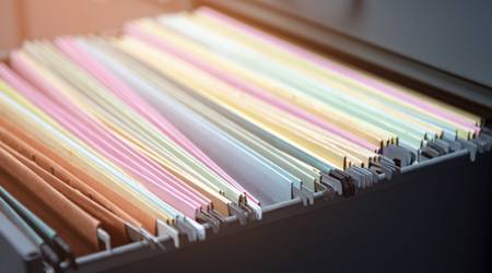 Como organizar os documentos do bebê sem virar bagunça (digital e físico)