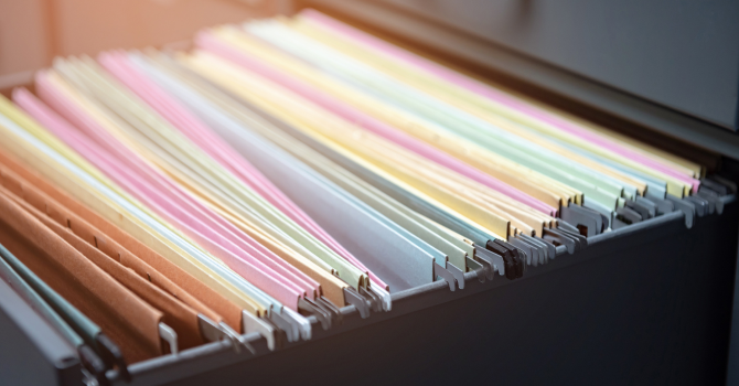Como organizar os documentos do bebê sem virar bagunça (digital e físico)