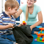 Tarefas domésticas por idade: um guia simples para incluir seu filho na rotina de casa